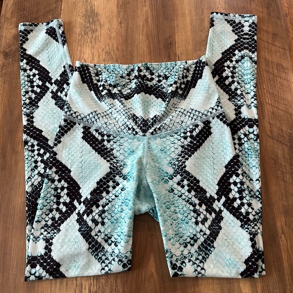 ✨ NIYAMA SOL UNRELEASED TURQUOISE-BLACK PYTHON BAREFOOT HI WAIST LEGGINGS EUC XS - Picture 5 of 9